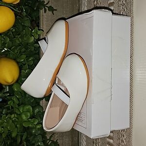 3/$30 New In Box Size 6 Baby Girl White Patent Dress Shoes